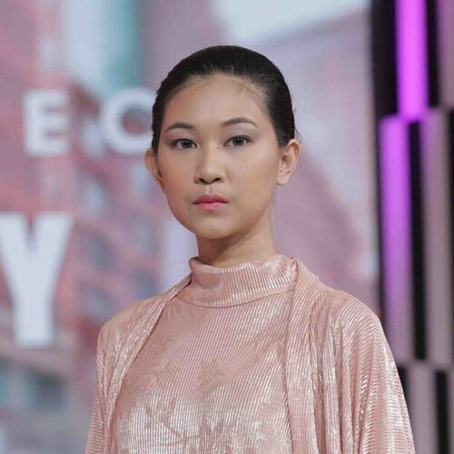 Sebagai bagian dari tim professional makeup artist backstage @JFWofficial 2020, @instaperfectbywardah memperkenalkan makeup trend terbaru dengan tema Beauty in Velocity di panggung Jakarta Fashion Week 2020. Bersama dengan 4 makeup artist, Wardah Instaperfect menciptakan 4 tampilan:​- The Dashing Seeker oleh @arsyanaf21​- The Delicate Soul oleh @tikajulianti_mua​- The Front Row oleh @nadhirart​- The Pace Setter oleh @fathinrmmakeup​.Tema Beauty in Velocity ingin memberikan inspirasi gaya makeup untuk para perempuan urban dengan aktivitas yang padat supaya dapat tetap menjalani kegiatan tanpa perlu mengorbankan rutinitas kecantikan.​.​Dari keempat look di atas, mana favoritmu?​.​#ClozetteID #JFW2020 #JFWAccelerates #MerayakanIndonesia #BeautyInVelocity #ReadyToGo #ForYourUnstoppableMove #wardah #wardahinstaperfect #runway