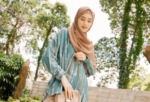 Warna Baju yang Cocok untuk Hijab Coklat