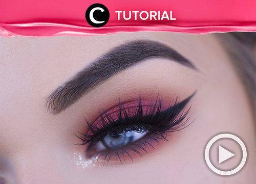 Coba gaya makeup baru dengan bermain warna eyeshadow. Kamu bisa menggunakan warna cranberry seperti dalam video berikut ini http://bit.ly/2LW0Fjc. Video ini di-share kembali oleh Clozetter: @juliahadi. Cek Tutorial Updates lainnya pada Tutorial Section.