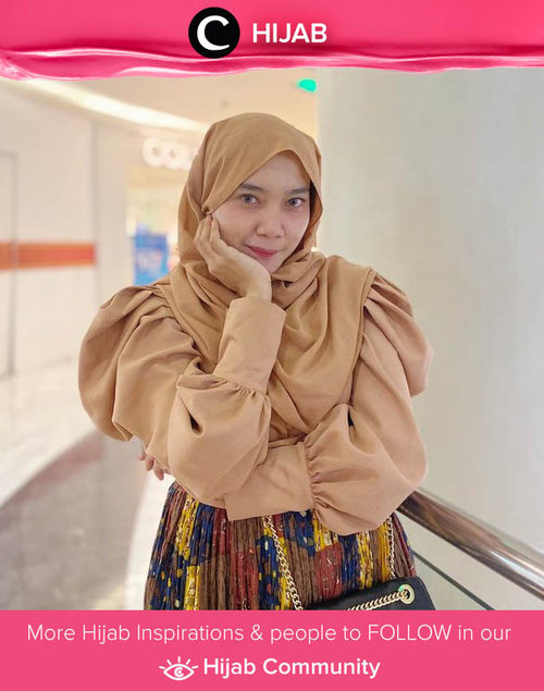 Sudah lihat video Fashion Forecast 2020 dari Clozette? Salah satu item fesyen yang dibicarakan adalah puffed sleeve top seperti yang digunakan Clozetter @mellarisya ini, Clozetters. Ternyata lucu juga, ya, untuk digunakan sehari-hari. Simak inspirasi gaya Hijab dari para Clozetters hari ini di Hijab Community. Yuk, share juga gaya hijab andalan kamu.