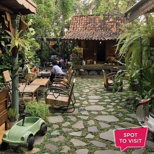 #SpotToVisitTiga Roepa Galeri Jadoel & Kafe Pandega @tigaroepa, Pandega Marta Raya No.43, Yogyakarta.​Yuk tag teman yang mau kamu ajak ke sini..📷 @tjoernalkopi​#ClozetteID #tigaroepa #kafejogja #outdoorcafejogja #cafejogja