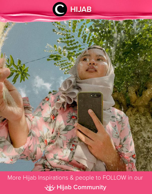 Kamu bisa memadukan mirror selfie dengan tren photoshoot #dibawahlangit seperti Clozetter @grandysmawarni berikut ini. Simak inspirasi gaya Hijab dari para Clozetters hari ini di Hijab Community. Yuk, share juga gaya hijab andalan kamu.