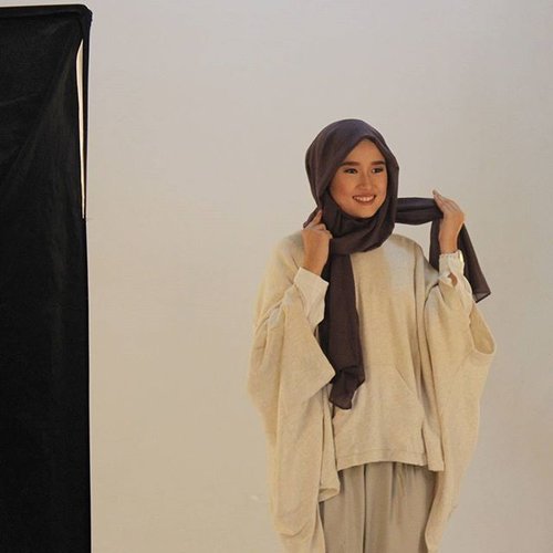 Kamu bisa lihat penampilan @bonitaarinida dalam rubrik 'Wear It Up' @scarf_magz volume 16 di bulan Desember. #ClozetteID #Hijab #casual #photoshoot #photosession