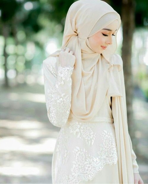 Vemale.com: 10 Inspirasi Hijab & Gaun Ijab Kabul Putih Anggun Namun Sederhana