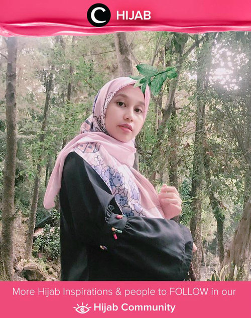 Clozetter @Andinara posing with her own label's blouse and Kilikala voal scarf. Simak inspirasi gaya Hijab dari para Clozetters hari ini di Hijab Community. Yuk, share juga gaya hijab andalan kamu.