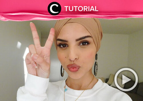 Bosan dengan gaya turban kamu yang itu-itu saja? Coba kreasikan turbanmu dengan aksesori seperti anting agar lebih standout. Intip tutorialnya di : https://bit.ly/2UuIrLv. Video ini di-share kembali oleh Clozetter @shafirasyahnaz. Lihat juga tutorial lainnya yang ada di Tutorial Section.
