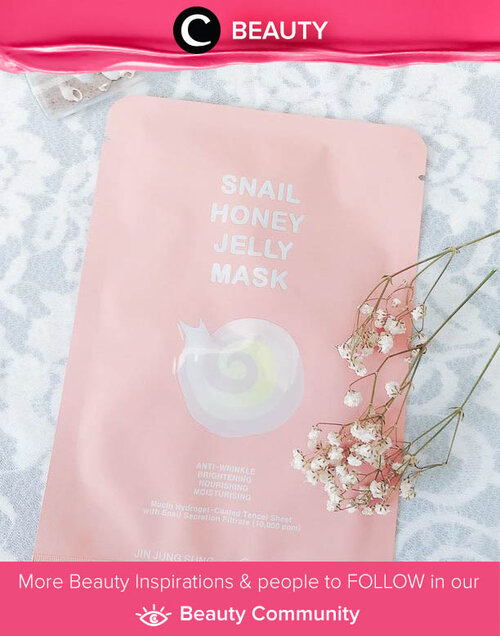 Snail Honey Jelly Mask dari Jin Sung Sung X CrediThink ini punya 4 khasiat untuk kulitmu: Anti-wrinkle, Brightening, Moisturizing, dan Nourishing. Selain formulanya yang lengkap dengan snail filtrate, 7 macam Hyaluronic Acid, dan Glycoprotein, sheet mask ini juga menggunakan bahan Tencel dari Eucalyptus Tree yang ramah lingkungan. Image shared by Clozetter @felife. Simak Beauty Update ala clozetters lainnya hari ini di Beauty Community. Yuk, share produk favorit dan makeup look kamu bersama Clozette.