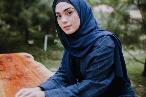 6 Inspirasi Outfit Hijab Warna Biru Ala Vebby Palwinta. Adem Banget! - Cewekbanget.Grid.ID
