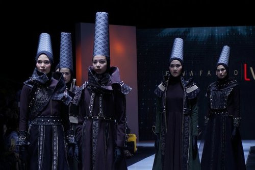 Unik, Hijab Silinder Bercorak Tenun Sabu NTT 