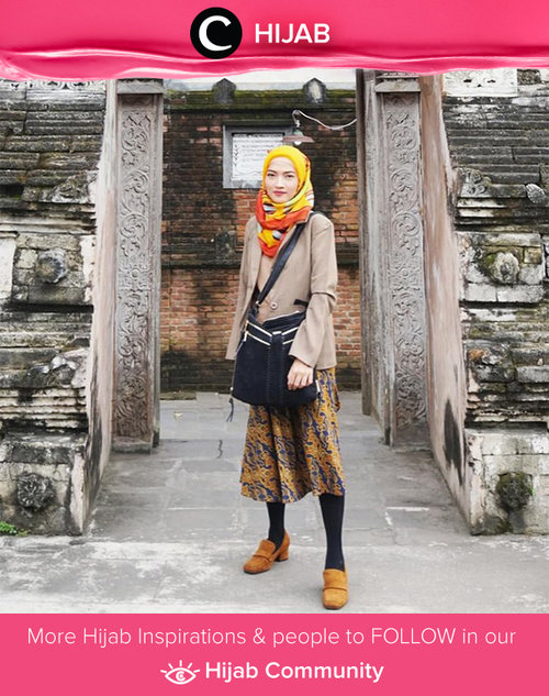Tampil preppy dengan batik? Kamu bisa memadukan rok batik favoritmu dengan blazer senada, opaque tights, sepatu loafer. Simak inspirasi gaya Hijab dari para Clozetters hari ini di Hijab Community. Image shared by Clozetter: @arihastari. Yuk, share juga gaya hijab andalan kamu