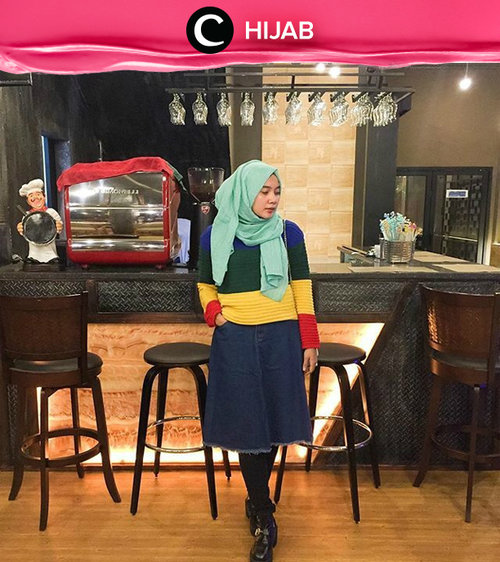 Gaya streetstyle dengan rainbow sweater dan jeans skirt ini bisa menjadi inspirasi untuk kamu, Hijaber! Simak inspirasi gaya di Hijab Update dari para Clozetters hari ini, di sini http://bit.ly/clozettehijab. Image shared by Clozetter: mellarisya. Yuk, share juga gaya hijab andalan kamu.