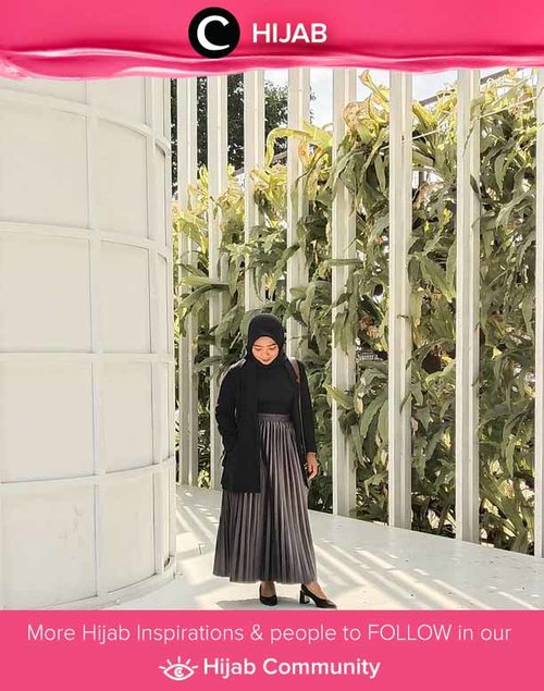 Clozetter @ernykurnia14 adds some sparks of silver in her black outfit. Simak inspirasi gaya Hijab dari para Clozetters hari ini di Hijab Community. Yuk, share juga gaya hijab andalan kamu.