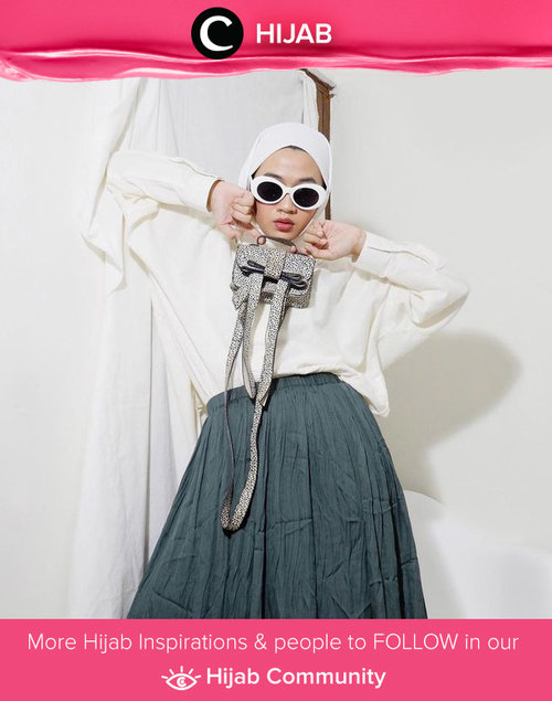 White blouse menjadi salah satu must-have item karena cukup versatile dan bisa di-styling dengan item apapun. Image shared by Clozette Ambassador @karinaorin. Simak inspirasi gaya Hijab dari para Clozetters hari ini di Hijab Community. Yuk, share juga gaya hijab andalan kamu.