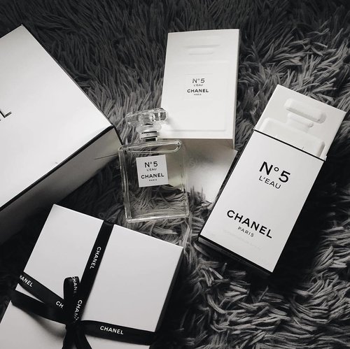 Chanel me-rework parfum legendaris mereka dengan sentuhan baru yang lebih segar dan ceria dalam Chanel N° 5 L'eau.
#ClozetteID #fragrance #perfume #beauty
Photo from @ms_kuan