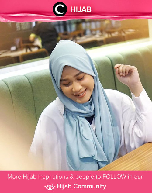 Bosan dengan gaya hijabmu? Coba tiru gaya Clozetter @arianirosidi dengan pasmina seperti ini. Simak inspirasi gaya Hijab dari para Clozetters hari ini di Hijab Community. Yuk, share juga gaya hijab andalan kamu.  