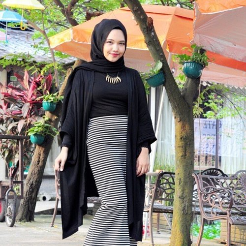 Black, black, black. We never get enough of black color. #Clozetter @tabitalarisa also choose this dark to accompany her activity along day; that's why she called it 'black day'. And don't forget to put red on your lips! Bagaimana style-mu hari ini? Yuk upload OOTD di www.clozette.co.id. Best style will get featured! 
#ClozetteID #fashion #outfitinspiration #instafashion #clothes #instalook #outfit #ootd #portrait #clothing #style #look #lookbook #lookoftheday #outfitoftheday #ootd #stylish #instaoutfit #fashionjunkie #accessories #daint #hijabers #hijabstyle #hijaboftheworld #hijaboftheday #hijabi #hijabfashion