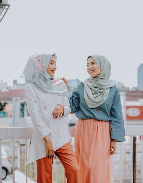 20 Inspirasi Casual Hijab Outfit untuk Kegiatan New Normal