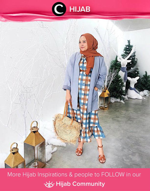 Bingung memikirkan outfit yang cantik untuk mengakhiri tahun 2018 ini? Perhaps this playful look ala Clozette Ambassador @IndriPurwandari could save your day! Padukan plaid dress-mu dengan cardigan atau outerwear lainnya, dan ambil tone warna yang sama untuk sepatu dan tasmu. Simak inspirasi gaya Hijab dari para Clozetters hari ini di Hijab Community. Yuk, share juga gaya hijab andalan kamu. 
