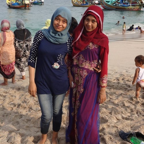 My sister in-law
Tanjung papuma beach

#clozetteID