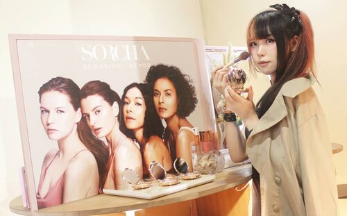 Hi beauties! Di @fdxbeauty kemarin setelah workshop dari @sorchacosmetic ,Yuki langsung mampir ke boothnya Sorcha dan mencoba langsung highlighternya yang membuat kulit terlihat glowing natural dengan 4 varian : Bali Kiss, Uluwatu, Natuna, Wild Rose yg pas untuk skintone wanita Indonesia..Dan satu produk yg paling jadi favorit ada Lipglow series yang terinspirasi dari berbagai pulau di Indonesia dan akhirnya menjadi nama untuk ke-6 shade nya seperti : Rote, Mare, Nias, Alor, Moyo dan Molana..Teksturnya seperti lipgloss dengan hasil akhir glossy namun sheer yang bisa digunakan untuk lip topper, or day & night makeup..My favourite one : Mare! Warnanya Sheer with a touch of orange dan sedikit glittery, dengan finishing glossy dan tidak berat di bibir. Swatches will be airing soon baby💋..#SorchaforSxB #Sorcha #Sorchacosmetics #BeautyBlogger  #BeautyVlogger #clozetteid  #BeautyBloggerID #Makeup #Cosmetics #Cosmetic #BeautyBloggerIndonesia #style #Blogger #Blog #Beauty #Cute #girls #Japanesemakeup #Kawaiimakeup #fashion #メイク #ヘアアレンジ #makeup  #style #kawaii #ファッション #かわいい