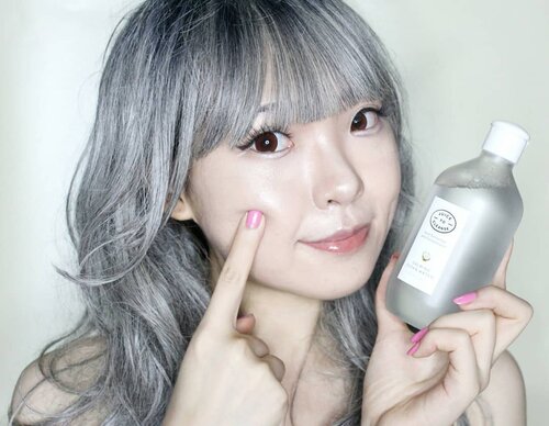 Cleansing is a basic skincare. I've said this countless time. Without proper cleansing, your skincare won't give the best result for your skin. I also wrote about how i cleanse my face after wearing makeup on my blog often, because i think this is very important information..And today i want to share about my favourite cleanser from Korea. Actually i never try this one before and i was super excited to try @juicetocleanse_official Calming Clean Water..Gently removes makeup residue and moisturize my skin. This refreshing water cleanser match with all skin type : dry, oily or combination. Free of harmful ingredients and made from low irritant formula, just make my skin feel very smooth. You guys know, i have very sensitive skin, and this holygrail product works very well on my skin without irritations. Just gently wipe off makeup from my skin..Volume : 300ml. I love the packaging, simple but look so clean. This cleansing water provides effective cleansing and very recommended for your daily cleanser. .https://hicharis.net/AIYUKI....@hicharis_official @juicetocleanse_official#Charis #CharisCeleb #CalmingCleanWater #CleansingWater #Cleanser #KoreanBeauty #KBeauty #Korean #Koreanskincare #KoreanMakeup #skincare # #BeautyBlogger  #BeautyVlogger #clozetteid #Makeup #Cosmetics #Cosmetic #style #Blogger #Blog #Beauty #girls#メイク #ヘアアレンジ #makeup  #style #girl #beauty #kawaii #ファッション #かわいい