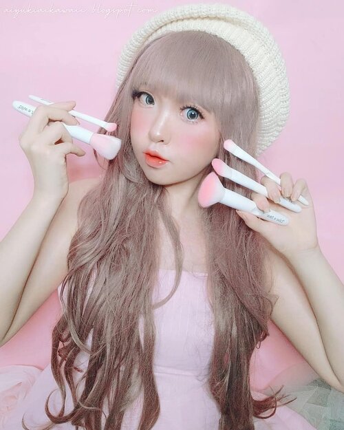 Kali ini Yuki mau bagi2 diskon up to 70% buat brush super kawaii ini 🥰 Buanyak bgt yg nanya ke Yuki : 'kak, biar makeup bisa kaya boneka bgt gimana sih? '. Kuncinya cuma 2 dear, kulit yg flawless dan makeup tools (aplikator) yg memadai. Percuma dong produk makeup kamu mahal2 tapi aplikatornya kurang. Menurut Yuki, kualitas brush itu ngaruh bgt sama hasil akhir makeup. Kalau helai brushnya kasar pasti makeup ga bakalan nempel sempurna dan ga bakalan kelihatan mulus. Ga jarang brush yg kasar juga bikin kulit jadi iritasi dan parahnya menimbulkan masalah kulit lainnya. Makanya Yuki bener2 picky bgt kalo urusan sama brush. Kalo ga lembut, Yuki gamau pake krn bakalan bikin kulit gatel dan tampilan makeup ancur 😒 .Yuki mau rekomendasiin brush yg super kawaii dari Wet n Wild. Warnanya pink gils! Buat foto cakep, dipake lembut bgt. Ada diskon smp 70% di @kumurabeauty 🥰 jadi per single-brushnya cuma jadi 19.600-40.000 aja. Swipe utk detail brushnya 👉.. #JapaneseBeauty #oshare #model#barbie #barbiedoll #makeup #kawaii #kawaiigirl #beauty #style #girls #fashion #japan #モデル #メイク #ヘアアレンジ#オシャレ #メイク #ファッション #ガール #かわいい #IndonesianBlogger #BeautyBlogger #可愛い #かわいい #ClozetteID #brush #makeupbrush #wetnwild