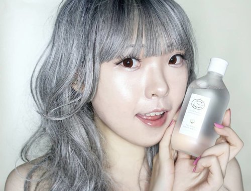 Cleansing is a basic skincare. I've said this countless time. Without proper cleansing, your skincare won't give the best result for your skin. I also wrote about how i cleanse my face after wearing makeup on my blog often, because i think this is very important information..And today i want to share about my favourite cleanser from Korea. Actually i never try this one before and i was super excited to try @juicetocleanse_official Calming Clean Water..Gently removes makeup residue and moisturize my skin. This refreshing water cleanser match with all skin type : dry, oily or combination. Free of harmful ingredients and made from low irritant formula, just make my skin feel very smooth. You guys know, i have very sensitive skin, and this holygrail product works very well on my skin without irritations. Just gently wipe off makeup from my skin..Volume : 300ml. I love the packaging, simple but look so clean. This cleansing water provides effective cleansing and very recommended for your daily cleanser..https://hicharis.net/AIYUKI....@hicharis_official @juicetocleanse_official#Charis #CharisCeleb #CalmingCleanWater #CleansingWater #Cleanser #KoreanBeauty #KBeauty #Korean #Koreanskincare #KoreanMakeup #skincare # #BeautyBlogger  #BeautyVlogger #clozetteid #Makeup #Cosmetics #Cosmetic #style #Blogger #Blog #Beauty #girls#メイク #ヘアアレンジ #makeup  #style #girl #beauty #kawaii #ファッション #かわいい