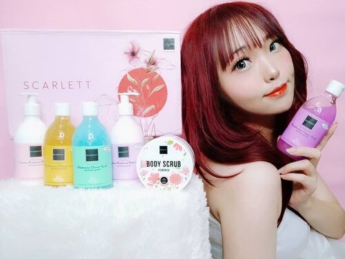 Happy Sunday! Kali ini Yuki mau sharing tentang bodycare routine Yuki yg juga akhir2 ini dipakai sekeluarga dirumah ❤️ Ada rangkaian bodycare @scarlett_whitening dg main ingredients : Glutathione & Vit. E untuk kulit yg lebih cerah, lembab & ternutrisi..Pertama, Yuki mulai dari pakai Body Scrub dulu. Aplikasikan merata pada saat kondisi kulit kering, diamkan selama kurang lebih 3 menit, lalu gosok lembut kulit utk mengangkat sel2 kulit mati,  lalu bilas dg air. Buliran scrubnya halus, tdk terasa sakit pd saat digosok ke kulit..Next, lanjutkan dg brightening shower scrub. Wanginya fresh banget. Krn aromanya relaxing bgt, ga berasa tuang2 terus ke shower puff 🥺 Paling favo sih yg Pomegranate! Aromanya fresh bgt, tekstur shower scrubnya lembut,  ada buliran scrubnya juga. Jadi bisa maksimal utk membersihkan kulit, krn bs mengangkat sel2 kulit mati.Terakhir, abis mandi Yuki ga pernah skip body lotion. Favorit Yuki sih yg varian Charming. Aromanya kaya kombinasi antara sweet & fresh, tapi relaxing dan feminim bgt. Mirip wangi parfume Baccarat Rouge 540 gitu ❤️ Teksturnya lembut dan ga lengket di kulit. Efek brighteningnya meningkatkan warna kulit setidaknya 1tone. Dengan pemakaian rutin pasti hasilnya lebih maksimal ❤️.Boxnya reusable & desainnya cakep banget.  Ada kata2 motivasi di bagian atas dan dasar box. Jd kaya self-reminder gitu kan ❤️.Read the full review & product's detail on my blog! (Link on my bio👆)...#scarlettwhitening #bodycare #Japanesebeauty #skincare #BeautyBlogger #BeautyVlogger #clozetteid #Japaneseskincare #Makeup #Blogger #Cosmetics #style #Blog #Beauty #girls #kawaii #BeautySkin #blogger #skin #IndonesianBeautyBlogger #hadalabo #可愛い #スキンケア#すっぴん #beautifulskin