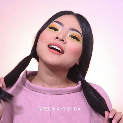 YELLOW HELLOW 💛 [PLAY VIDEO]

Yass.. Bold yellow eye makeup with a touch of peach lipstick of course!

Eyeshadow warna kuning, gemes juga tau kalau dipakai untuk makeup seru2an, suka ga kamu sama look ini?😆 Ohya, di tutorial kali ini aku menggunakan bulu mata, lip primer, dan lip creme dari @mobcosmetic salah satu brand lokal di Indonesia.

Ada yang pernah coba kah? Bulu mata yang aku pakai ini rasanya ringan cocok untuk penggunaan sehari-hari.😊😊 Untuk lip creme nya, aku suka banget sama warnanya, unch gemes banget! Warnanya di bilang orange bukan, dibilang pink bukan, jadi bisa disebut masuk ke arah peach yaa.. Pigmented banget, dan disini aku juga pakai lip primernya. Lip primer selain berfungsi untuk membuat lipstick lebih awet, berfungsi juga mengisi garis- garis atau kerutan di bibir. 
Product Deets:
☑MOB False Lashes
☑Fix & Set Lip Primer
☑Lip Creme Sunkissed

Hope you enjoy my video!
.
.
.
@indobeautygram @indovidgram #indobeautygram #indovidgram #ivgbeauty #beautyguru #beautygram #indobeautyblogger #indobeautyvlogger #makeuptutorial #makeupvideos #makeupvideo #tutorialmakeup #eyeshadow #wakeupandmakeup #lovemakeup #makeupjunkie #makeuplover #underatedglams #makeupwithregina #clozetteid #undiscovered_muas @undiscovered_muas @thatglamourfeed @xmakeuptutsx #mobisme #mobcosmetic #makeuplover #tutorialvideo