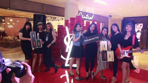 Video Event : YSL VERNIS À LÈVRES relaunch at YSL Beauty Pop Up Store at Central Atrium Grand Indonesia (25/9/2017).
.
 Thank you for inviting me @yslbeauty @anggarahman . Really love the personalize YSL Lipstick! 
Dan buat kamu yang ingin foto2 jadi rockstar, let's join the excitement at YSL Soundwall stage, today is your last day guyss 💗💗💗 #yslbeautyid #mylipvibes #ivgbeauty #indobeautygram #clozetteid #beautynesiamember #makeupwithregina #instabeauty #event #videoevent #beautyvlogger #grandindonesia #yslindonesia #tagsforlikes #lovelyday #love #rockstar #rocker #rockyourday