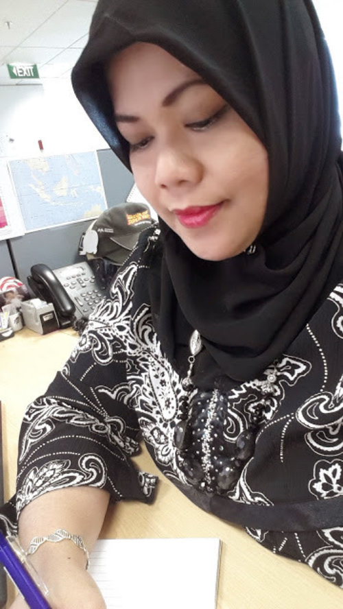 Red Lipstick for mood booster at work...
#HOTD #ClozetteID #HOTDseries2 #ScarfMagz