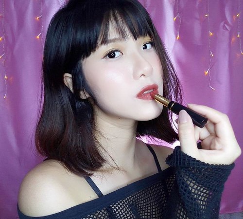 Have you heard about Meika? It's a cosmetic brand from Japan! 🎌In this picture I'm using @MEIKACOSMETIC Matte Lipstick in shade Chocolate 🍫🍫🍫It's a moisturizing matte lipstick with creamy texture so it glides smoothly when I applied it on my lips.1 stroke is all you need cause it's that pigmented 👏💕