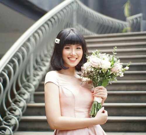 Tenteng bouquetnya aja dulu. Jodohnya? Gampang nanti menyusul 😘
.
.
.
.
.
.
#ivgbeauty #indobeautygram #makeuptutorial #wakeupandmakeup #undiscovered_muas  @tampilcantik #tampilcantik #ClozetteID #tutorialmakeup #ragamkecantikan @ragam_kecantikan #inspirasicantikmu @zonamakeup.id @makeup.tutorial.asian