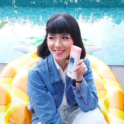 Hi MiLuvs~Sering males pakai lotion karena lengket jadi bikin ngga nyaman?Worry no more babe 😘Formula terbaru dari @vaselineid HEALTHY WHITE FAIR & FRESH ini punya non-sticky formula namun tetap melembabkan & juga memiliki kandungan UV protection untuk menjaga kulitmu dari sinar UV ☀☀☀.#TetapNyaman.........#ivgbeauty #indobeautygram #makeuptutorial #wakeupandmakeup #undiscovered_muas  @tampilcantik #tampilcantik #ClozetteID #tutorialmakeup #ragamkecantikan @ragam_kecantikan #inspirasicantikmu @zonamakeup.id @makeup.tutorial.asian