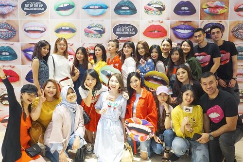 Grand opening of the 6th store, which also the 1st MAC store located in West Jakarta at @centralparkmall
Congratulation!!! #MACCosmeticsID ❤❤❤
.
Thank you kaka2 @floren_a @randitasastro @dikastiff 😘
.
.
.
.
.
.
.
.
.
.
.
#ivgbeauty #indobeautygram #makeuptutorial #makeup #wakeupandmakeup #undiscovered_muas #indobeautyblogger  #beautybloggerindonesia @tampilcantik #tampilcantik #ClozetteID  #ibv #tutorialmakeup #ragamkecantikan @ragam_kecantikan #inspirasicantikmu @zonamakeup.id
