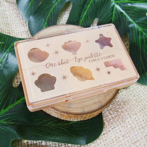 Lagi suka banget sama eyeshadow glitter, soalnya bikin makeup mata lebih stand out even with minimal effort✨✨✨
.
Nah, aku punya eyeshadow glitter yang pas banget nih dari @chicaychico_official ONE SHOOT EYE PALETTE yang Dazzling Sand.
Warnanya pigmented & wear-able semua. Glitternya juga cantik ngga lebay 💕
Senengnya lagi ukurannya compact jadi bisa dibawa pergi2.
.
Kemarin itu aku sempet jatuhin palettenya 😫 untungnya tekstur eyeshadow ini agak kaya clay gitu jadinya ngga pecah cuma 1 warna aja yang agak retak.
.
Definitely worth to try & have, langsung klik link di bio aku untuk purchase geng 😘😘
#Chica_Y_Chico #oneshoot_eyepalette @charis_official
#charisofficial #CHARISCELEB #hicharis #charis
.
.
.
.
.
.
.
.
.
.
.
.
#ivgbeauty #indobeautygram #makeuptutorial #makeup #wakeupandmakeup #undiscovered_muas #indobeautyblogger  #beautybloggerindonesia @tampilcantik #tampilcantik #ClozetteID #ibv #tutorialmakeup #ragamkecantikan @ragam_kecantikan #inspirasicantikmu @zonamakeup.id