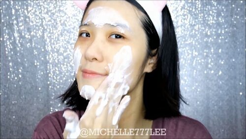 Use my code "MICHELLE5" to get 5% discount without minimum order.
.
Hi gengs, aku udah pernah 2x ngereview produk2 dari @jellysid & sekarang daku balik lagi dengan review produk terbaru mereka 😆
.
Jadi ada 2 produk:
- Pure Face Soap: Seperti yang ku jelasin di video, sabun ini gunanya untuk mencerahkan wajah. Walaupun ngga signifikan tapi kulit wajah ku memang terlihat sedikit lebih cerah. Terus foamnya fluffy banget~ Setelah dibilas rasanya bersih & kesat tapi surprisingly waktu aku tungguin ternyata ngga ada rasa kering/ketarik sama sekali.
.
- Bluefin Tuna Cream: Aku langsung googling, jadi itu katanya pakai eye lensnya ikan tuna gitu & bluefin adalah jenis tuna yg paling mahal. Hasil googling aku menemukan kegunaan extract tuna tears ini adalah untuk anti-wrinkle, regenerasi kulit serta melembabkan.
Anyway, balik ke cream ini hehe kemasannya travel friendly bisa buat dipakai selama 1-2 minggu. Teksturnya juga agak seperti gel jadi ngga lengket & cepat meresap. Hasilnya kulitku jadi lebih lembab, halus & supple. Aku udah coba pakai waktu kulitku lagi ada jerawat, cream ini kaya bisa membantu mempercepat penyembuhannya gitu 💕
.
.
.
.
.
.
.
.
.
.
.
.
#ivgbeauty #indobeautygram #makeuptutorial #makeup #wakeupandmakeup #undiscovered_muas #indobeautyblogger  #beautybloggerindonesia @tampilcantik #tampilcantik #ClozetteID  #ibv #tutorialmakeup #ragamkecantikan @ragam_kecantikan #inspirasicantikmu @zonamakeup.id