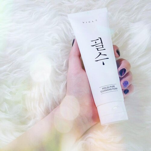 [[Facial Foam Untuk Si Kulit Kering & Sensitive]].Hi, MiLuvs~Apakah produk untuk cuci muka kamu bikin kulit terasa ketarik, kering & kaku?Nah, itu artinya produk tersebut memiliki pH Basa/Alkaline yang dapat menyebabkan kulit terasa kering tersebut & bisa juga menimbulkan iritasi jika digunakan terus menerus..Idealnya pH kulit adalah 5.5 (weak acid). Cleansing foam dengan pH ideal ini biasanya tidak memiliki banyak busa & waktu dibilas kulit tidak terasa keset..Aku mau rekomendasiin cleansing foam dari @vicle_cosmetic ini, PEELSU PURE CLEANSING FOAM. Sebetulnya udah agak lama punya ini, tapi aku baru review sekarang karena aku mau bener2 pakai & lihat hasilnya dulu..Karena memiliki weak acid 5.5, selama pakai ini kulitku ngga terasa kering setelah cuci muka. Malah yang ada jadi lebih lembab & halus yet feels really clean. Sejauh ini aku pakai juga ngga ada reaksi alergi/iritasi..Selain itu kandungan yang ada di dalamnya mild & aman untuk kulit seperti: Lemon Peel Oil, Marticaria, Calendula Extract, Lavender Oil, Eucalyptus Leaf Oil & Teatree..Bisa kamu dapatkan di Charis Shop aku (LINK ON BIO). Produk ini dari Korea tapi sudah available untuk local shipping ya, jadi ongkir tidak mahal seperti kalau beli dari Korea langsung..#VICLECOSMETIC #PEELSU #PURECLEASINGFOAM #CHARIS #CHARISSTORE #charisAPP..........#ivgbeauty #indobeautygram #makeuptutorial #wakeupandmakeup #undiscovered_muas  @tampilcantik #tampilcantik #ClozetteID #tutorialmakeup #ragamkecantikan @ragam_kecantikan #inspirasicantikmu @zonamakeup.id @makeup.tutorial.asian #indovidgram @indovidgram