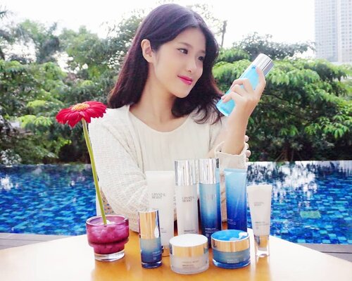 Congratulation @guardian_id for the new product launching 💕
.
Rangkaian perawatan wajah Crystal Moist diformulasikan dengan bahan alami & mineral yang berasal dari Korean Deep Ocean Water.
Kandungannya yang ada di dalamnya membantu melembabkan, menjaga elastisitas kulit, serta membuat kulit tampak lebih cerah.
.
📷: @jovitha11
#guardianindonesia #crystalmoistindonesia #crystalmoistid #crystalmoist
.
.
.
.
.
.
#ivgbeauty #indobeautygram #makeuptutorial #makeupreview #makeup #wakeupandmakeup #hudabeauty #featuremuas #undiscovered_muas #indobeautyblogger #indobeautyvlogger #beautyvlogger #beautyinfluencer #beautybloggerindonesia @tampilcantik #tampilcantik #ClozetteID #lagirlindonesia #ibv #tutorialmakeup