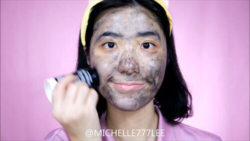 [[Cuci Muka Pakai Arang??]]
.
Hi MiLuvs,
Charcoal banyak banget fungsinya, kalau dalam kecantikan biasanya dipakai untuk deep cleanse/detox kulit dari impurities yang menyumbat di dalam pori2.
.
Kalau biasanya berbentuk mask, kali ini ada Black Paint Rubar dari @23yearsold_official , sabun cuci muka yang mengandung charcoal 7%.
.
Penggunaannya cukup menarik karena tidak seperti sabun wajah kebanyakan, Black Paint Rubar ini digosok2kan ke wajah yang telah dibasahi air. Saat diaplikasikan rasanya wajah seperti di massage jadi suka kelupaan pakai lama2 saking keenakan 😆
.
Menurutku it does the job untuk membersihkan secara mendalam apalagi kalau habis pakai makeup seharian, berasa kulit jadi bersih. Produk ini bisa digunakan setiap hari & untuk semua jenis kulit, tapi aku lebih rekomen untuk temen2 yang kulitnya oily/kombinasi. If you have dry skin, kamu tetep bisa pakai kok tapi aku rekomen pakai hanya di daerah T-Zone saja karena akan terasa ketarik kalau dipakai di area kulit yang kering.
.
Belinya bisa click LINK ON BIO 😊
.
#23years #blackpaintrubar #rubar#skincare #charis #charisceleb @hicharis_offical @charis_celeb
.
.
.
.
.
.
.
.
.
#ivgbeauty #indobeautygram #makeuptutorial #wakeupandmakeup #undiscovered_muas  @tampilcantik #tampilcantik #ClozetteID #tutorialmakeup #ragamkecantikan @ragam_kecantikan #inspirasicantikmu @zonamakeup.id @makeup.tutorial.asian #indovidgram @indovidgram