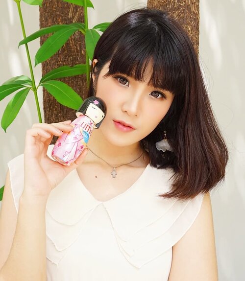 Jatuh hati sama packaging #UmeBodyMist dari @SHINZUIUME_ID ini. Bentuknya yang menyerupai Kokeshi doll emang cute banget!
Ada 4 varian dari Ume Body Mist yang semuanya wajib kamu cobain:
💕HATSUNE ini cocok untuk kamu yang preppy, yang suka membaca, belajar, dan join di science club, anak sekolah banget deh pokoknya. Nah, klo 💕ISEIYA pas buat kamu yang sweet, suka art dan craft soalnya ada wangi jasmine dan vanilanya. Lanjut ada💕KEIKO yang biasanya suka travelling, ballet, or aksi sosial gitu soalnya kamu ini tipe yang elegant dan flowery girl. Terakhir ada 💕Ayumi, yang cocok kayak aku gini hehe pretty dan stylish, in a sporty way ;)
Setelah cobain ke 4 variannya, favoritku jatuh pada Ayumi yang packagingnya warna pink ini. Wanginya manis & kinda reminds me of my favorite parfume 💖💖💖
#ShinzuiUme #UmeBodyMist #CompleteYourDay #UmeBodyMistReview
.
.
.
.
.
.
#ivgbeauty #indobeautygram #makeuptutorial #makeupreview #makeup #wakeupandmakeup #hudabeauty #featuremuas #undiscovered_muas #indobeautyblogger #indobeautyvlogger #beautyvlogger #beautyinfluencer #beautybloggerindonesia @tampilcantik #tampilcantik #ClozetteID #lagirlindonesia #ibv #tutorialmakeup