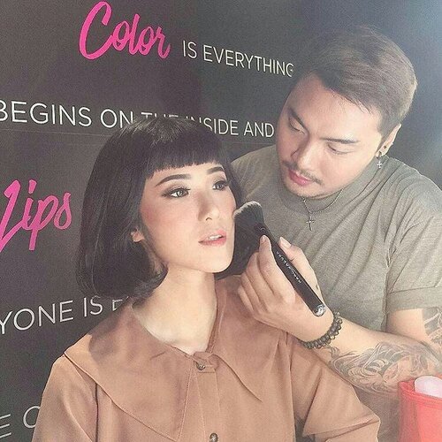 Makeup is a form of art & our face is the canvas 💖.Throwback waktu photoshoot buat palette @urbandecaycosmetics #udindonesia Naked Reloaded bulan kemarin nih!Kita dimakeupin juga sama team dari #udindonesia & aku dihandle sama kaka @sansan.jehSyuka banget makeupnya aku dibikin kaya barbie 😍😍😍.Seru & seneng banget udah diajakin. Thank you @carolinefoo @rahadianms for the opportunity 💕.........#ivgbeauty #indobeautygram #makeuptutorial #wakeupandmakeup #undiscovered_muas  @tampilcantik #tampilcantik #ClozetteID #tutorialmakeup #ragamkecantikan @ragam_kecantikan #inspirasicantikmu @zonamakeup.id @makeup.tutorial.asian