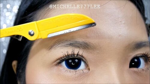 Ngalis mengalis 😆.Kali ini cobain brow pomadenya @lagirlindonesia sekalian sama brushnya juga.Dulu pernah cobain pomade merk lain tapi susah ngga rapih2 ku jadi males pakainya, tapi ini enak deh gampang pakainya terus ga medok. Brushnya juga membantu banget bikin garis. Luv 💕.