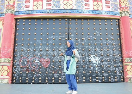 Pagiku cerahkuMatahari bersinarKugendong tas putihku di pundak#exploresurabaya#kenpark#ClozetteID #Hijab#hijabootdindo