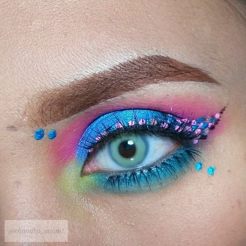 Details : brow @zoyacosmetics coloring eyebrow mocca
Pink @wardahbeauty pinkcredible
Blue @inezcosmetics loose eyeshadow 06
Lower lashes @ratubulumata B03
#beccaboogiveaway #eotd #clozetteid #makeup #colorfulmakeup #eyesoftheday