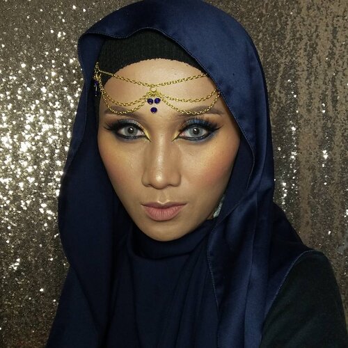 Nah, ini foto setelah aku ganti settingan exposurenya jadi -1 dan mode daylight. Hasilnya lebih warm, lebih mendekati warna aslinya. Kalo foto sebelumnya terlalu terang dan "cool". Detail makeup kali ini : 🎇Eyeshadow @inezcosmetics luxury package🎇@ltpro_official dual lasting eyebrow gel 🎇Softlens @eyesloverr mini sheer gray🎇lips @maxupcosmetics afternoon teaSisanya lupa lagi 😂, asal ngambil aja soalnya#atomcarbonblogger#clozetteid#dramaticmakeup#ltpro #pangandaran