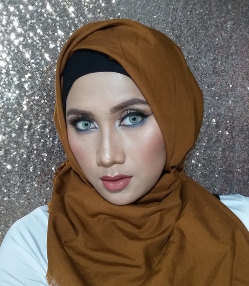 Dont compare your life to others. Theres no comparison between the sun and the moon. They shine when its their time.
#makeup #beauty #clozetteid #kbbv #motd #hijaabi #lifequotes