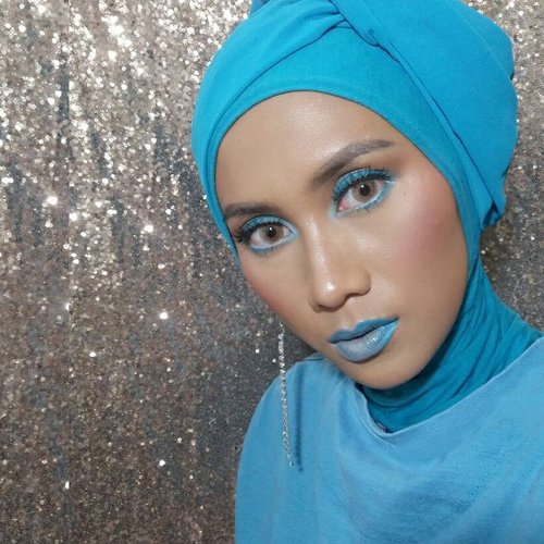 Kolab satu warna ini dipersembahkan untuk @atomcarbonblogger tercinta.. dari mata turun le bibir semuanya biru, kayak abis mamam sabun colek 😆 Mana nih @irene_unarso  @lilintanggg  @kornelialuciana  yuk seru-seruan bareng #kbbvmember #KBBVOneColorMakeup #makeup #blue #beauty #clozetteid #acb #hijaab #hijab #hijaabi #makeuplover #hudabeauty