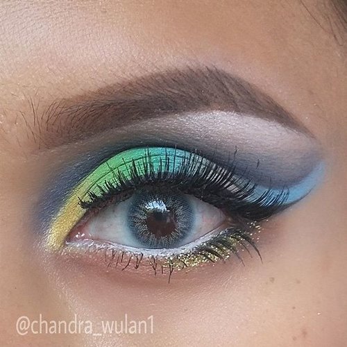 Colorful eye makeup. Inspired by @makeupbyan, but her version is muuuuch better than mine ... Products :Brows : @nyxmakeupid @nyxcosmetics eye brow gel - chocolateeyeshadows : coastal scentsLashes : @deyekoid - in da clubSoftlens : @kawaigankyu dubai tosca💚💛💜#cutcrease #colorfulcutcrease #peacock #anastasiabeverlyhills #fantasymakeup #makeupbyan #pangandaran #MuaPangandaran #makeupbyan #vegas_nay #maya_mia_y #mayamiamakeup #dressyourface #lookamillion #maryammaquillage #hudabeauty #neztheartist #zukreat #clozetteID #makeup #beauty #landofmakeup #theamazingworldofj #makeupbychristiaa #makeupwithammy #rfadai #wakeupandmakeup #universodamaquiagem_oficial #hudabeauty