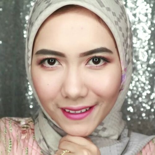 ⚠️Lebaran Make up Look⚠️ Horee! Akhirnya berhasil bikin video setelah kemarin berurusan sama hacker 😬Move on dari hacker, saatnya mainan make up lagi. Make up yang bikin fresh dan simple sangat pas buat Hari Raya Idul Fitri nanti. Untuk make up mata pakai warna-warna Sunset yang lagi trend di 2019 ini.I'm using @maybelline yeay! ❤- Maybelline Fit Me Foundation 220 Natural Beige- Maybelline The City Mini Palette 5th Avenue Sunset- Maybelline Hypersharp Eyeliner- Maybelline HyperCurl Waterproof Mascara- Maybelline Superstay Matte Ink 210 Versatile- Maybelline Master Chrome Metallic Highlighter 050 Rose Gold (Limited Edition)Thank you so much @maybelline@jaquelicious @bandungbeautyblogger #ramadhancantikmaybelline #beautyhackathonlorealid #maybellineindonesia #tribepost #clozetteid #maybelline #bdgbeautyblogger